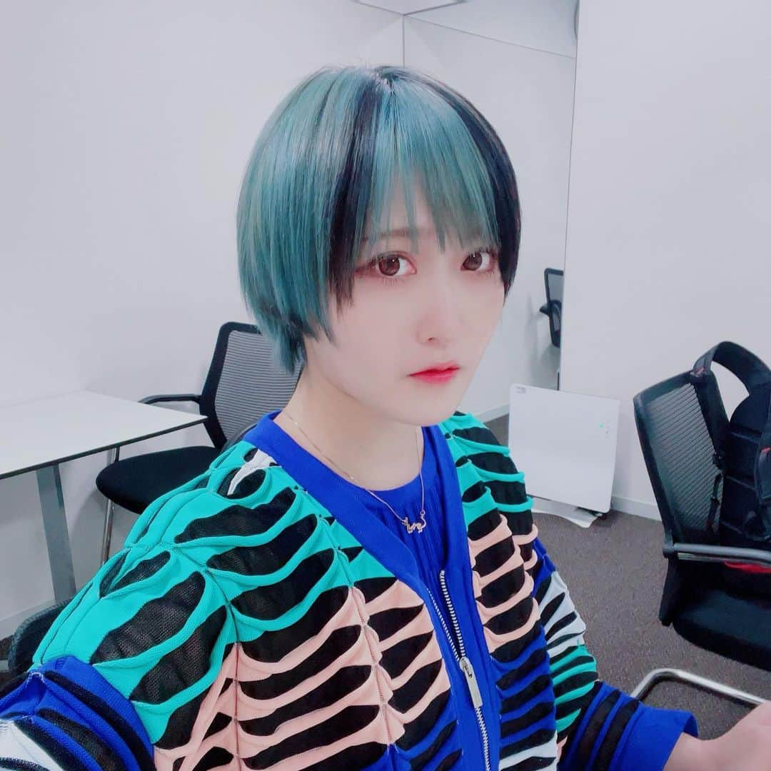 関口愛美さんのインスタグラム写真 - (関口愛美Instagram)「New hair color 💙🖤 Thank you @ququ_kimiko 🖤💙  #haircolor #デザインカラー #アシメ #designhair #ヘアカラー #派手髪 #cfcl #ヘアスタイル #hairstyles #青髪」3月12日 12時21分 - sekiguchiaimi