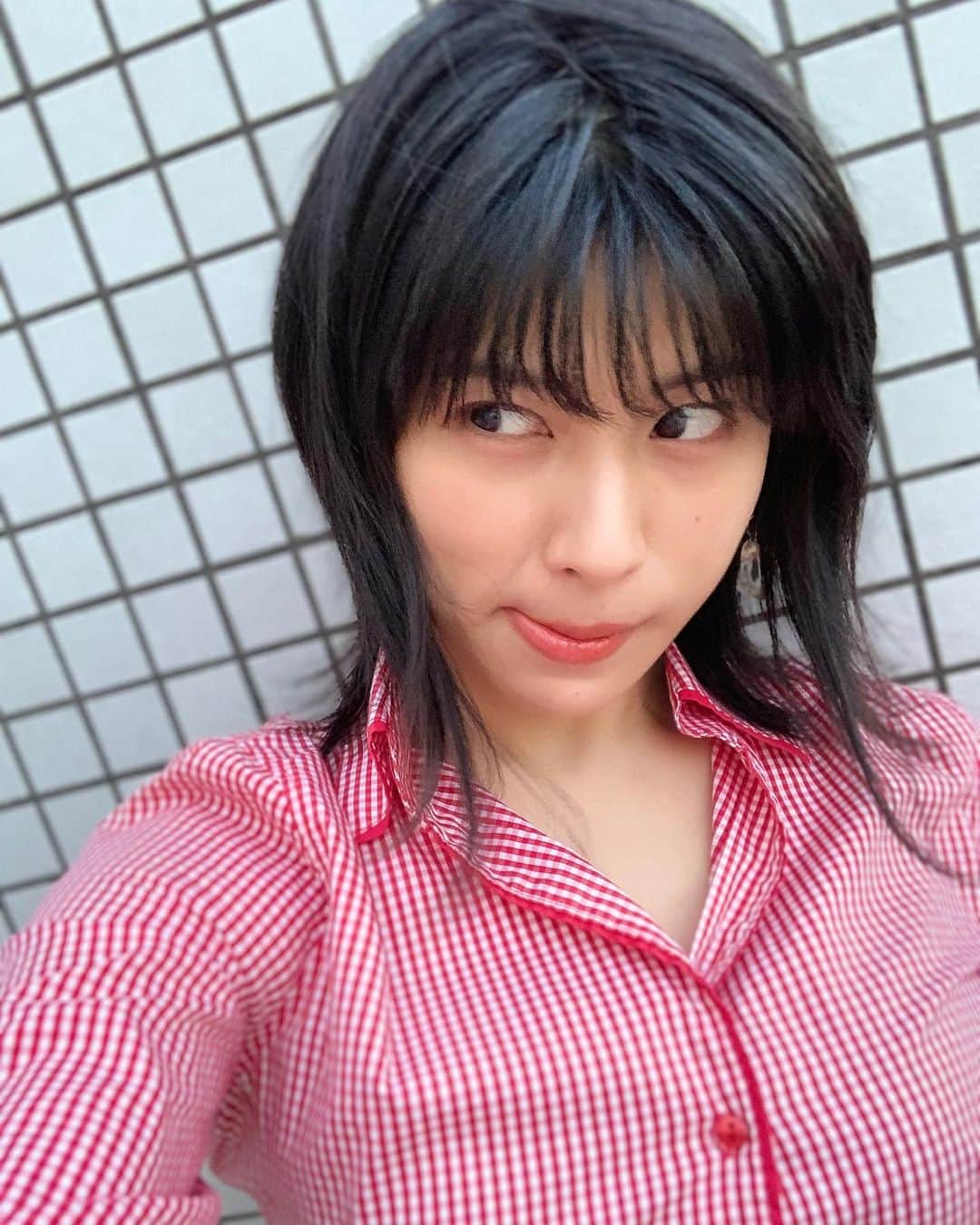 春川芽生さんのインスタグラム写真 - (春川芽生Instagram)「🌷  髪を整えてもらいました🙏 懐かし色な令和❕☁️🧶 @air_sugisaki ✂︎✂︎ 変わらずお世話になります杉さん。🙇‍♂️」3月12日 12時24分 - meiku_harukawa