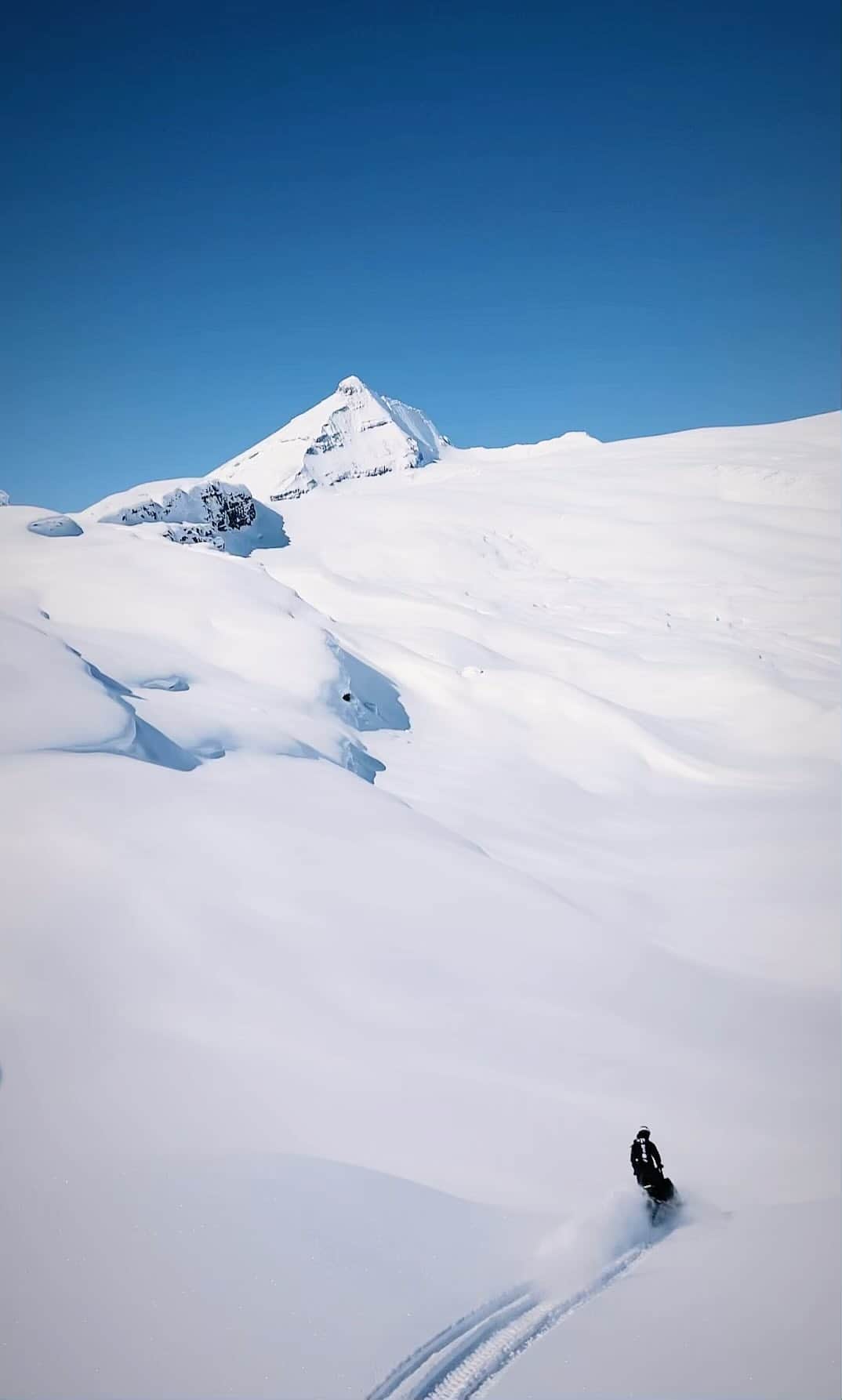 松田翔太のインスタグラム：「氷河の上を無限に走る。  これが、 長年やりたかった事  それが出来た証し☺️」
