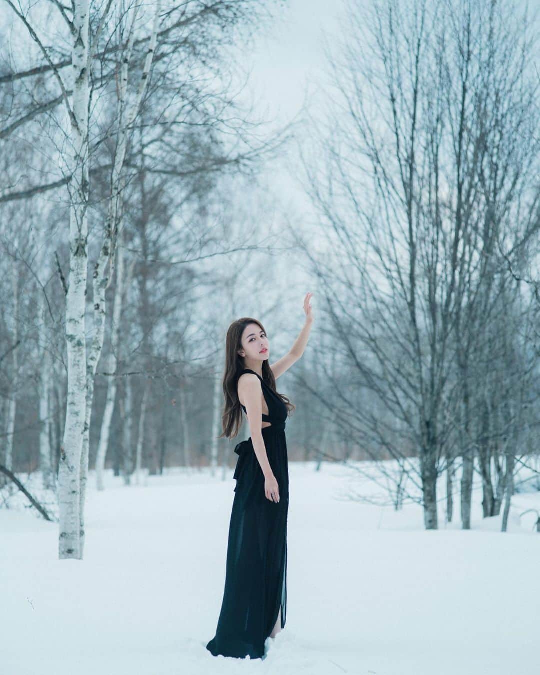 Vivi Tamさんのインスタグラム写真 - (Vivi TamInstagram)「想在雪地拍這條裙子很久了 是我心目中的畫面 謝謝你幫我拍出來 @henrylamck」3月12日 12時42分 - vivivvtam