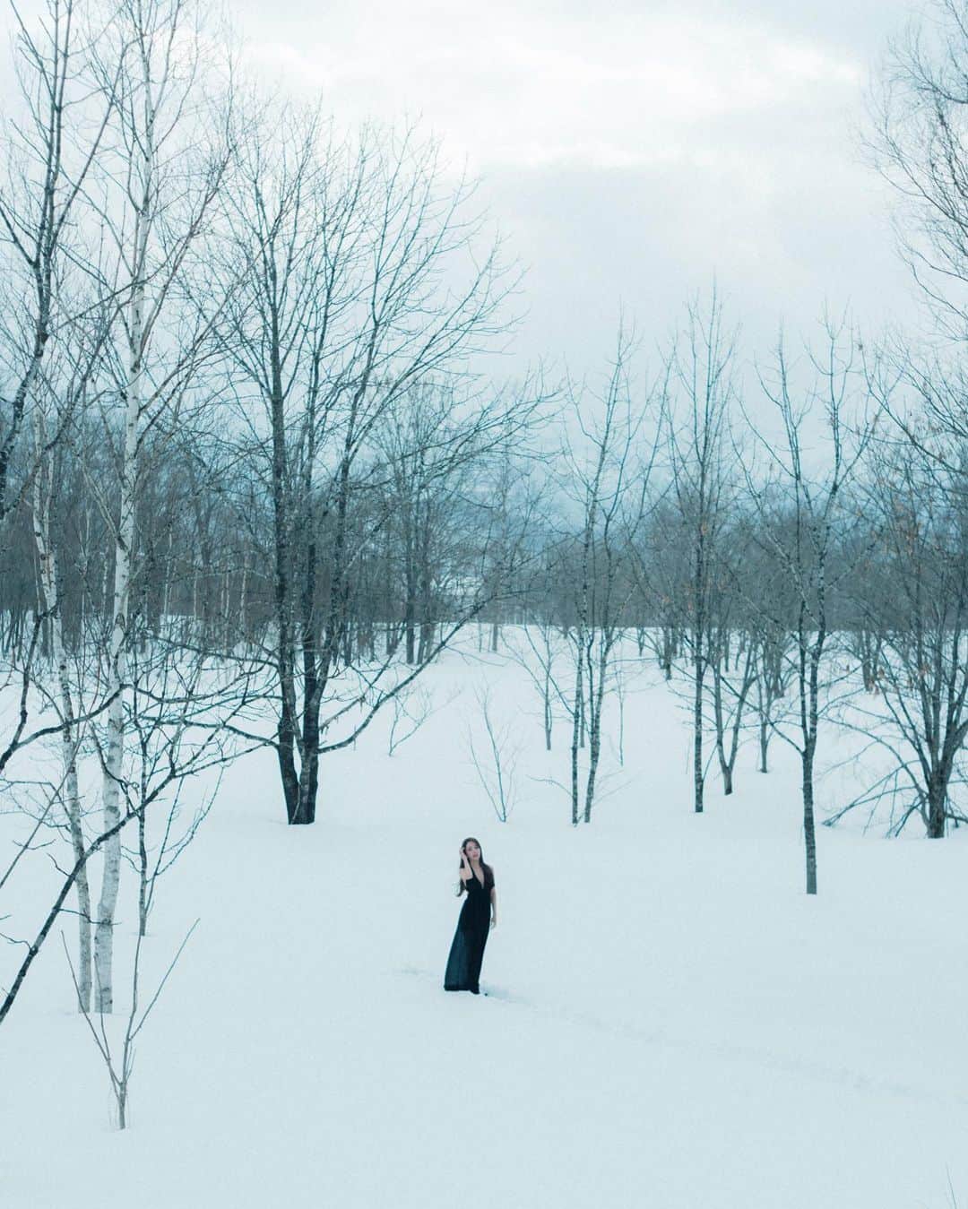 Vivi Tamさんのインスタグラム写真 - (Vivi TamInstagram)「想在雪地拍這條裙子很久了 是我心目中的畫面 謝謝你幫我拍出來 @henrylamck」3月12日 12時42分 - vivivvtam