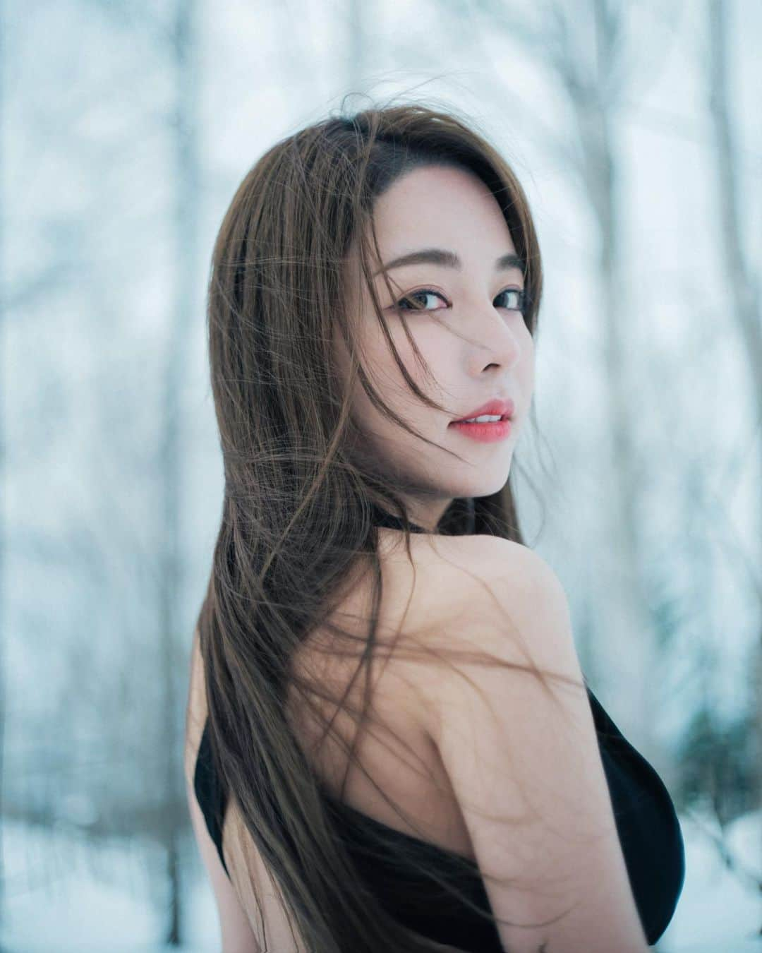 Vivi Tamのインスタグラム：「想在雪地拍這條裙子很久了 是我心目中的畫面 謝謝你幫我拍出來 @henrylamck」