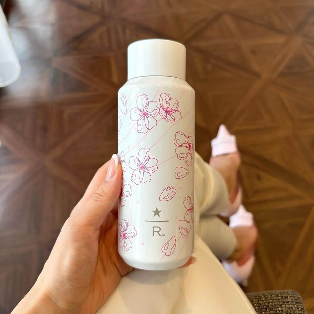 星玲奈のインスタグラム：「この時期に着々と毎年買い足されていくスタバのタンブラー🌸 今年はコンパクトなこちらにしました❤️ それにしても、数年前と比べて さくらタンブラーの種類が増えたこと！😮ありすぎて迷う！ ・ #starbucks #桜タンブラー #starbucksreserve #桜タンブラー2023」