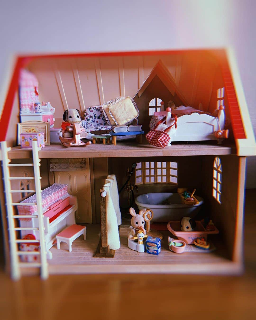 のインスタグラム：「#シルバニアファミリー  　 こんなに細かくって丁寧なつくりだったのね…  バスタブは陶器で スケッチブックは紙 スポンジは本当に泡立ちそうなスポンジ 素材も抜かりなくってこだわりが詰まってる🥺  勉強机に至ってはほんとに勉強出来そうで困っちゃうねもう！ 数十年の時を経て感動しています  ・  懐かしさで胸が破裂しそうだ  🐰🐶🐶🍓 #きいちご林のかわいいお家  #大掃除 #飾っておくことにした  #シルバニアにもぬいぐるみの概念あるんだ  #感動をありがとう  #吉田桃華」