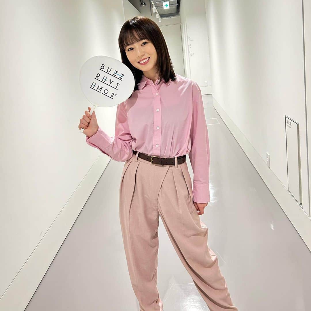 神野友亜のインスタグラム：「皆さま、こんにちは。  遅くなりましたが、 #バズリズム02 観てくださった皆さま、ありがとうございました‼︎ 新曲「卒業式」を初披露させていただきました🌸  関西では、3月16日木曜日の深夜放送です。 ご覧いただける方は、チェックしていただけると嬉しいです❕  🎧⚡️🤍」