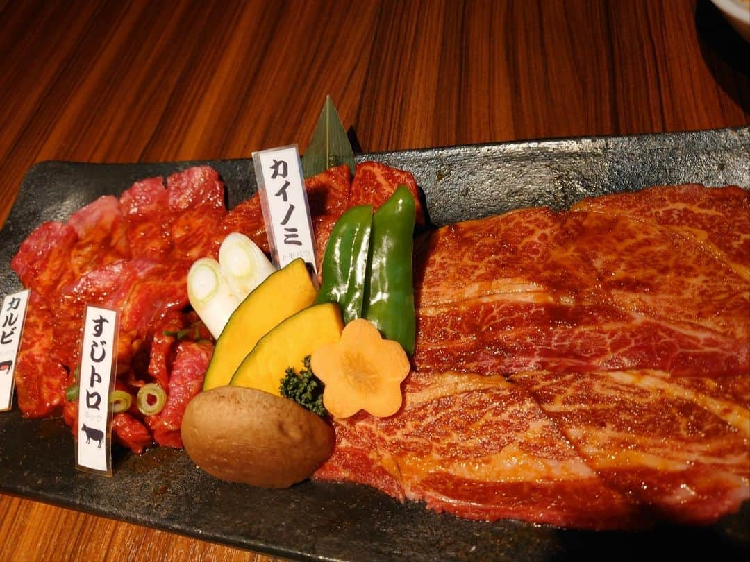 関西LIFE－homelife－のインスタグラム：「【京都府・福知山】 安定感のある人気焼肉店【平壌亭】 . 福知山にある人気の焼肉屋さん♪亀岡に本店もあるそうです(^^)/ 赤身肉の盛り合わせやハラミをいただきましたが、どれも美味しい！！ 少しずつ色々な部位を楽しめるのも嬉しいですね( ^ω^ ) また、ネギタンもあっさりしていて美味しかったのでオススメです！ . . @homelife_local では #homelife_京都 では京都のいいところを紹介していきます。みなさんの大好きな京都を教えてください。 . . #平壌亭 #焼肉 #福知山 #いがいと福知山 #焼き肉 #焼肉屋さん #焼き肉屋 #お肉 #京都グルメ #福知山グルメ #赤身盛り合わせ #肉 #福知山お肉 #ディナー #京都焼肉 #カルビ #京都女子会 #福知山焼肉 #京都旅行 #京都観光 #そうだ京都行こう #観光 #旅行 #京都 #kyoto #japan #japantrip #japantrip2023」