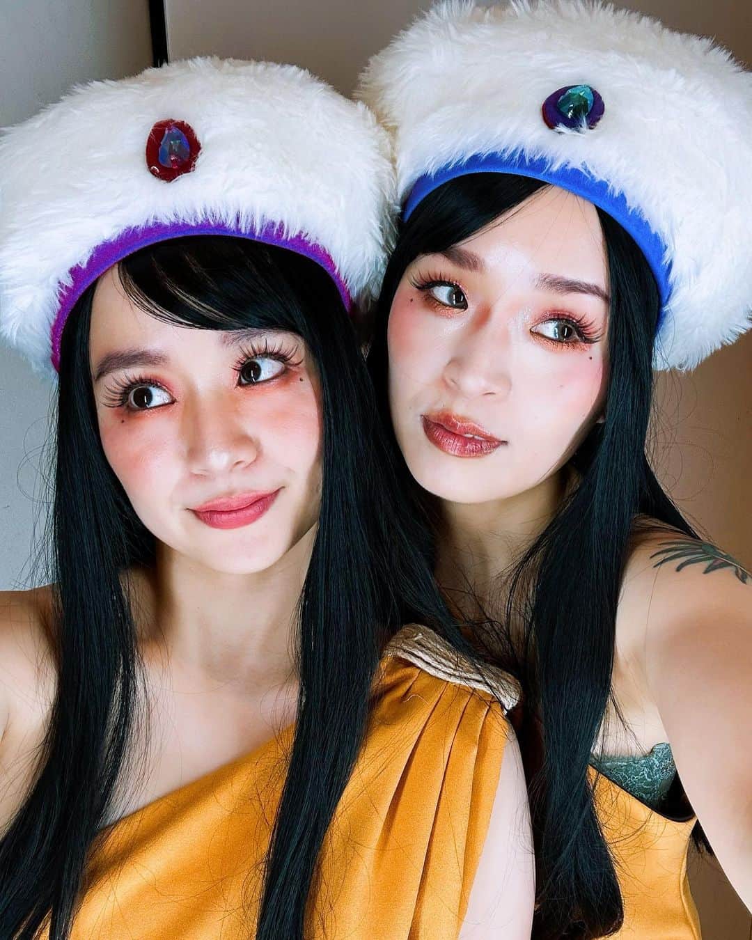 小春のインスタグラム：「小美人としてモスラの歌をうたって12年目になります。  まだまだ奥が深い。久しぶりにゴジラの音楽に浸かったのもあって昨日伊福部昭先生の本も買ってしまった。届くの楽しみ…  #ゴジラ伝説」