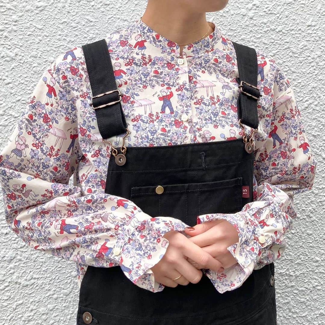 l'atelier du savonのインスタグラム：「. . \\ coming soon item // . .  @fig_london COTTON SERGE overall ¥19,800 ［ beige / black ］ （近日入荷予定）  . .  #figlondon  #春コーデ  #オーバーオール」