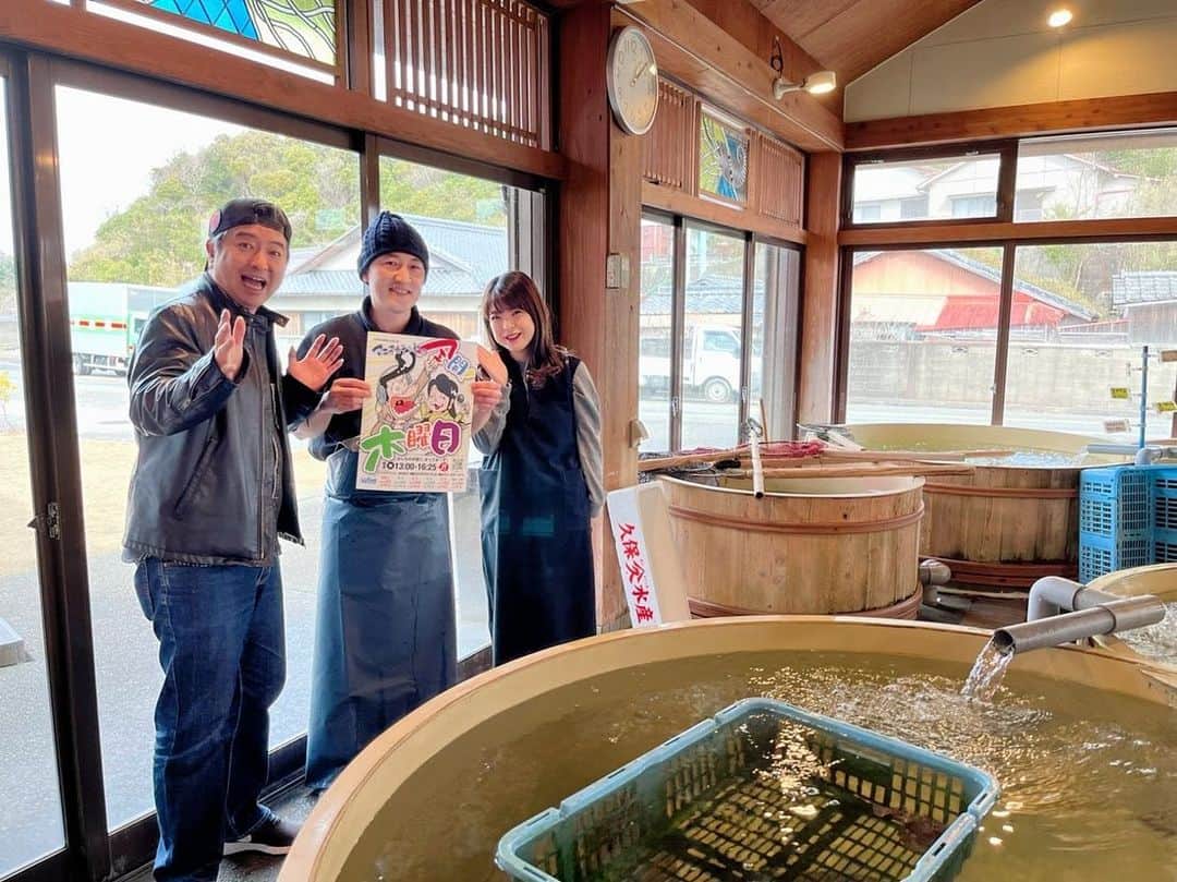 倉窪莉沙さんのインスタグラム写真 - (倉窪莉沙Instagram)「* 和歌山放送「マエオカテツヤの全開！木曜日」のコーナー、最初に伺った場所から数珠つなぎで地元の人ならではのオススメの場所や人を紹介してもらい、巡っていく「DEEPな和歌山探検隊」。2月＆3月の放送ではみなべ町をぶら～りしてきた様子をお届けします👟♡  「須賀神社」の宮司さんにご紹介いただいたのは、「もとや魚店」。お店に入ると新鮮なお魚がズラリ🐟てっちゃんはお刺身定食、私は海鮮丼をいただきました😋やっぱり新鮮なお魚はぷりっぷりで甘みがありますね〜🥰とっても美味しかったです🙏🏻💕💕 . . . #マエオカテツヤの全開木曜日 #DEEPな和歌山探検隊 #マエオカテツヤ さん #てっちゃん #wbs #和歌山放送 #和歌山 #みなべ町 #もとや魚店  #お刺身 #海鮮丼 #ぶらり旅 #数珠つなぎ #アナウンサー #ママ時々アナウンサー #ママウンサー」3月12日 13時40分 - risa_kurakubo