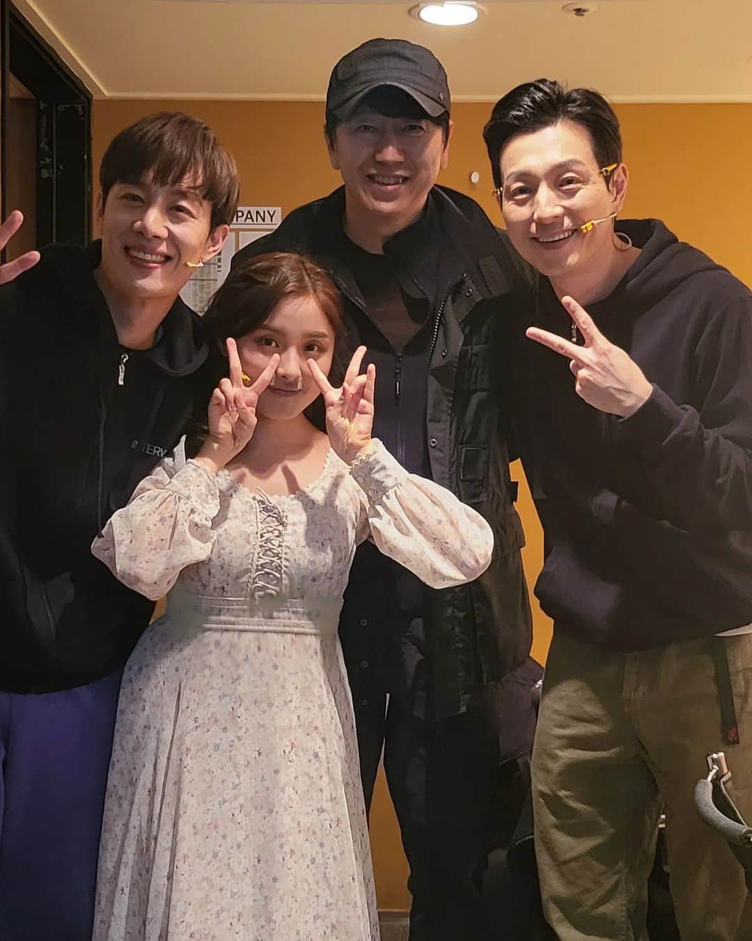 キム・スロのインスタグラム：「예스24스테이지 2관. 뮤지컬  인터뷰.2시공연배우들과.  #정성일 #최호승 #문은수 #프로듀서김수로 #더블케이엔터테인먼트 #뜨겁게홍보하라」
