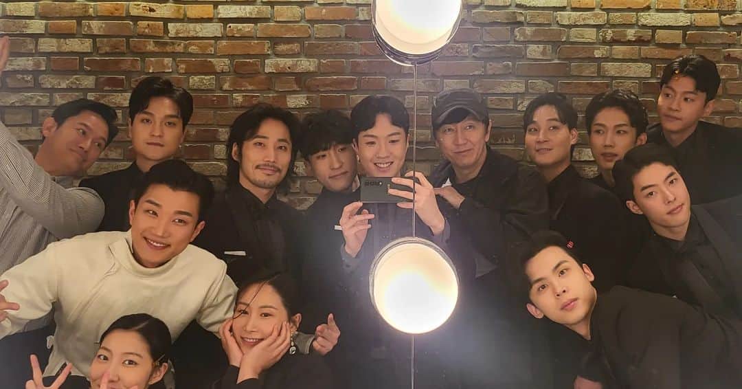 キム・スロのインスタグラム：「예스24스테이지 3관 연극.포쉬 2시공연 배우들과. #강성진외12명 #프로듀서김수로 #더블케이엔터테인먼트 #더뜨겁게홍보하라」