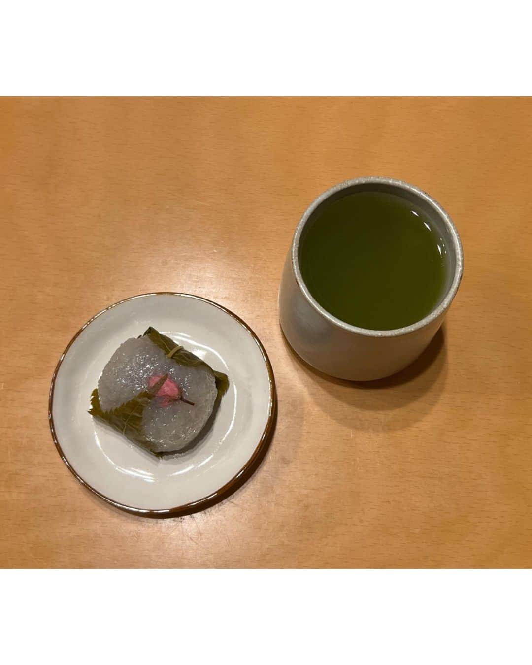 一木千洋さんのインスタグラム写真 - (一木千洋Instagram)「春🌸  この時期はデパートの地下でおいしい桜餅をたくさん買って食べ比べします🌸  桜餅には、関東風と関西風があって、私が好きなのは関西風です。  発祥地は道明寺で、お餅につぶつぶを残している感じが好きです。  3枚目の写真、「桜だ！」と思って公式LINEに投稿したら「これは…梅では…！」と教えてもらいました😂気が早かったみたいです。」3月12日 14時07分 - ikkichihiro