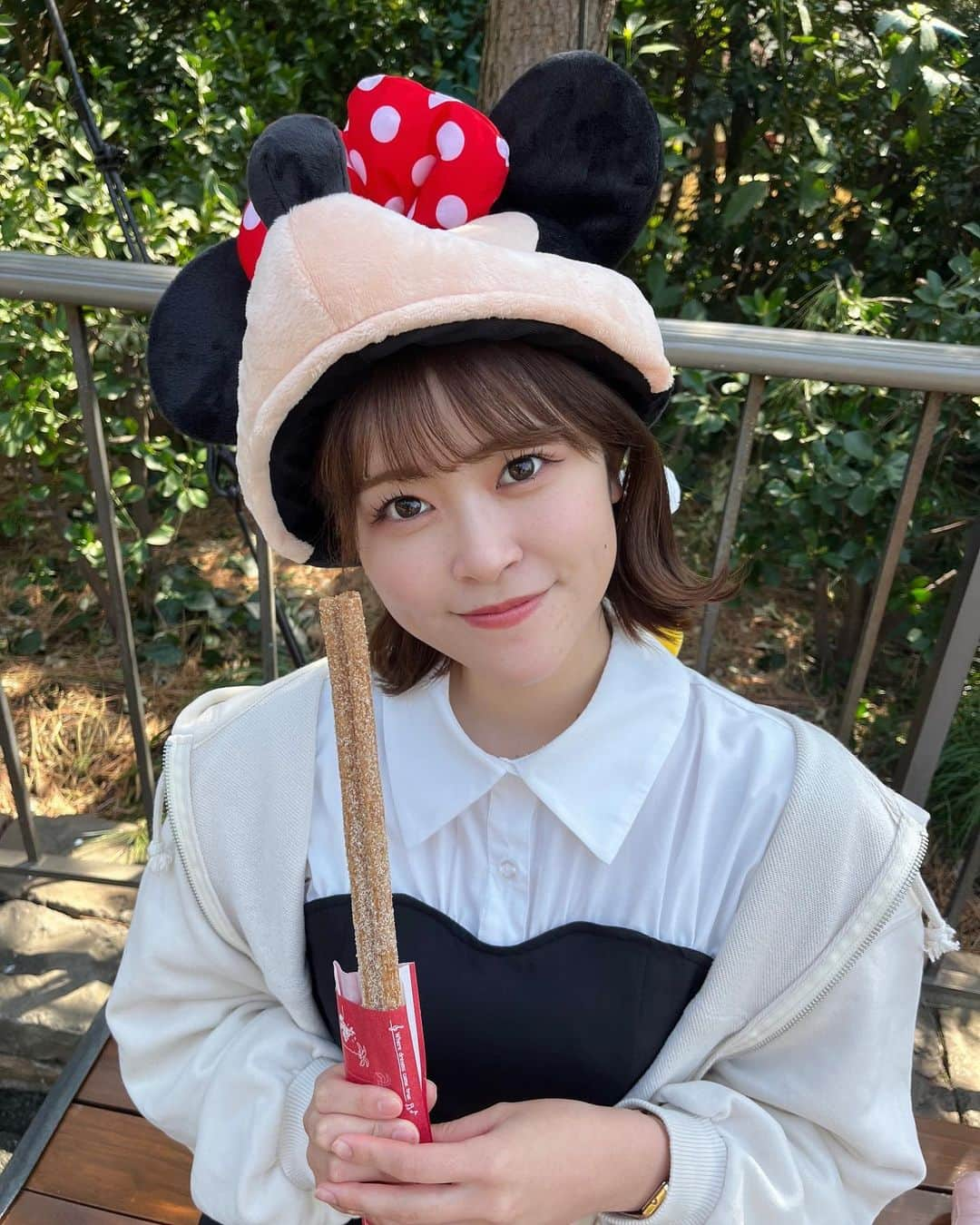 清水あゆみのインスタグラム：「.  ディズニーなのに食べてばっかり🐭🤍  #ディズニー #ディズニーコーデ #ディズニーシー #ディズニーフード #ディズニーカチューシャ #ディズニーグッズ #disney #disneysea #卒業旅行 #卒業旅行✈️ #ディズニーフード #大学生コーデ #大学生の日常」