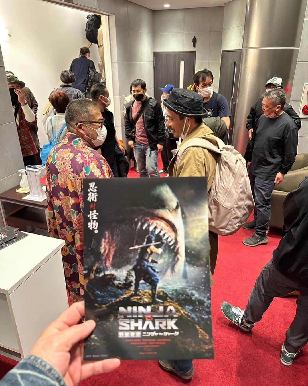 島津健太郎さんのインスタグラム写真 - (島津健太郎Instagram)「『妖獣奇譚ニンジャVSシャーク』試写！ 4/14(金)全国ロードショー！  もはや伝説と言ってもいいレーベル、スシタイフーン(#片腕マシンガール )を立ち上げたマッドプロデューサー#千葉善紀 氏が新レーベルYABAI-ZE JAPANEDGEを引っ提げて世界に殴りこむ！！ この映画、マジでヤバイぜ！！  #平野宏周 #ウルトラマンz #西銘駿 #仮面ライダーゴースト #長野じゅりあ #宮原華音 #中村優一 #いったい何が起きてるんだ  #坂本浩一監督 #ニンジャ #サメ #ゾンビ #禁断の愛 #ツッコミどころ満載   https://ninja-vs-shark.com/」3月12日 14時31分 - k_super_xtreme