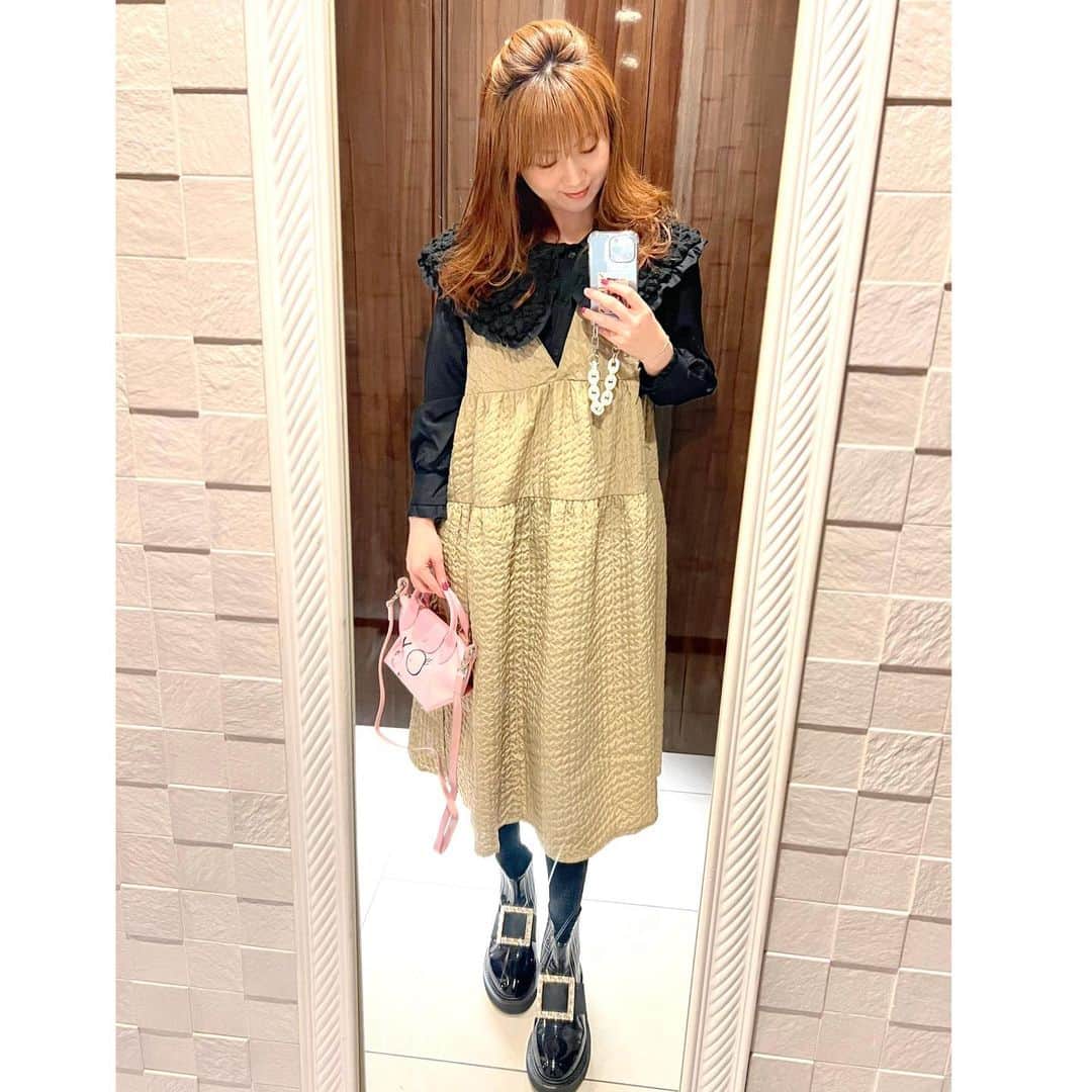 中島彩のインスタグラム：「オーダーしてから楽しみにしていたジャンパースカート💕 シルエット可愛くて、リラックスして着られる〜😍🫶🏻 ブラウス合わせがお気に入りだけど、色々なコーデ楽しめそう💓  #ジャンパースカート  #ママファッション  #ママコーデ  #カジュアルファッション　 #カジュアルコーデ  #ネットショッピング  #ハーフアップ #タグ付け してます」