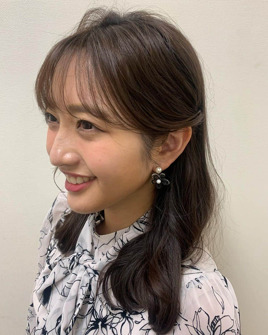 藤本万梨乃のインスタグラム：「* #さんまのお笑い向上委員会 ありがとうございました😊 #タイムマシーン3号 さん回の衣装をあげ忘れていたのであげます💦  耳よこをねじってピンで止めるヘアアレンジをしてもらいました✨ 今週からは#さや香 さん回です😊」