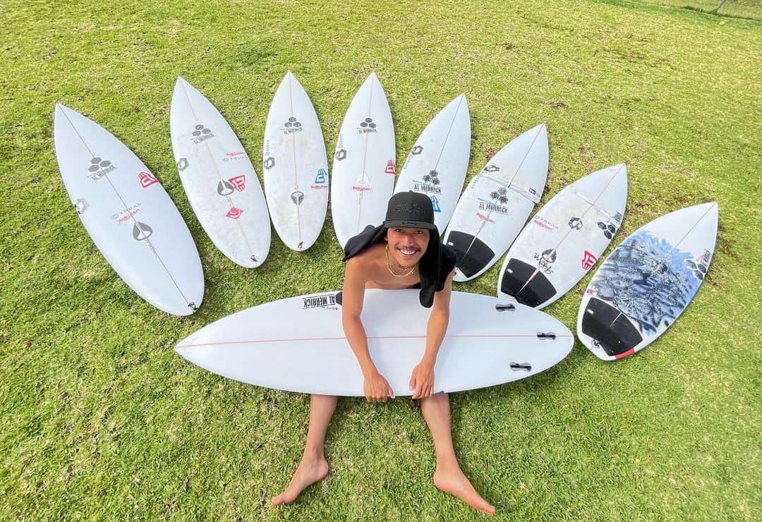 村上舜のインスタグラム：「Thank you for the blade🥷 @cisurfboards  @cisurfboards_japan  @mike_walter  いつもサポートしてくれるスポンサーに感謝します🙏🏾　好きな事が出来る事に感謝 @bewet.wetsuits  @nixon_japan  @rakutensports  @newerajapan  @lordish_behavior  @nanadaime_yamari  @triplecproject @brisa_marina_uv」