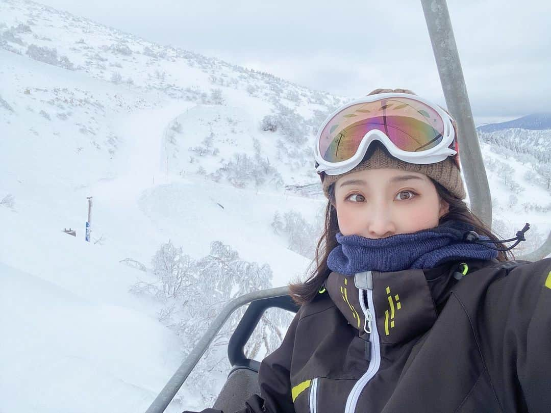 永田明華さんのインスタグラム写真 - (永田明華Instagram)「今年も来ました⛷🏂 #箕輪スキー場 ❄️ ホテルはお気に入り、 #ゲレンデ目の前のホテル  #プルミエール箕輪   東京駅から福島駅まで1時間ちょい🚄 送迎バス40分  こんな近くて最高の雪に出会えるの🥹💕  三男は凄い勢いで滑ってジャンプして、長男はスノボデビュー😍 次男は5人入れる、念願だった#かまくら を作り、最高の思い出となりました🥹  . . #スキー場 #スキー旅行#スノボ女子 #スキー#スノボ#箕輪#福島スキー場 #福島県 #バナナボート#ホテルプルミエール箕輪#snowboarding #skiing#三兄弟#三兄弟ママ」3月12日 14時39分 - asukanagata