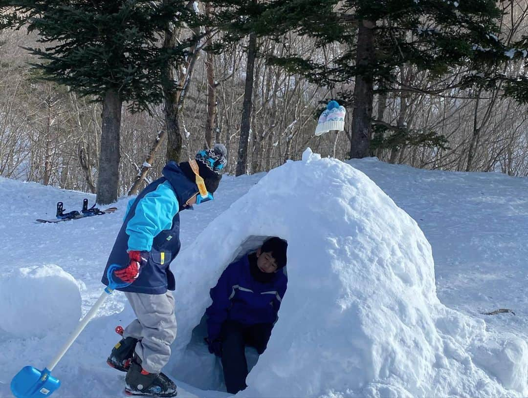 永田明華さんのインスタグラム写真 - (永田明華Instagram)「今年も来ました⛷🏂 #箕輪スキー場 ❄️ ホテルはお気に入り、 #ゲレンデ目の前のホテル  #プルミエール箕輪   東京駅から福島駅まで1時間ちょい🚄 送迎バス40分  こんな近くて最高の雪に出会えるの🥹💕  三男は凄い勢いで滑ってジャンプして、長男はスノボデビュー😍 次男は5人入れる、念願だった#かまくら を作り、最高の思い出となりました🥹  . . #スキー場 #スキー旅行#スノボ女子 #スキー#スノボ#箕輪#福島スキー場 #福島県 #バナナボート#ホテルプルミエール箕輪#snowboarding #skiing#三兄弟#三兄弟ママ」3月12日 14時39分 - asukanagata