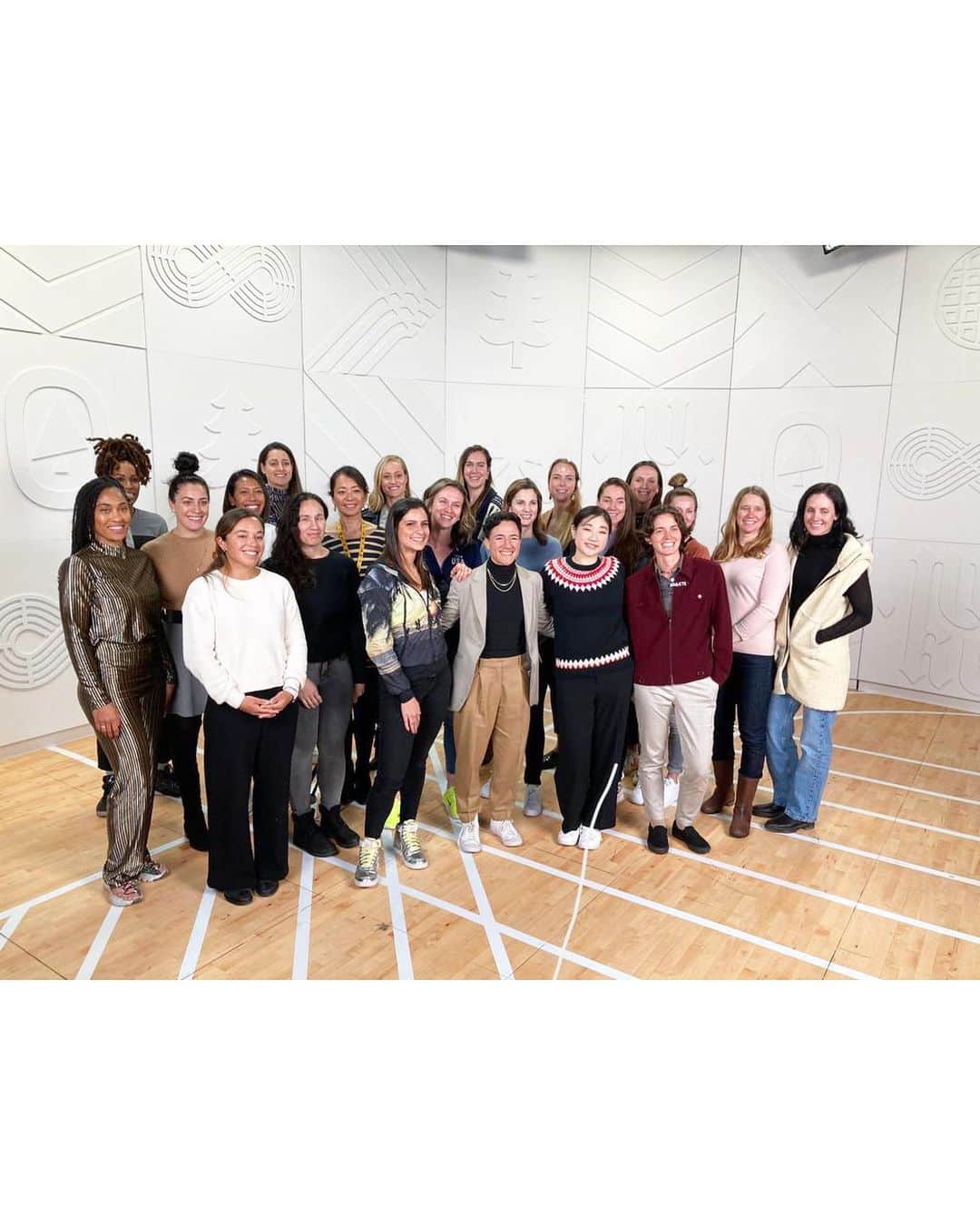 Sophie Pascoeさんのインスタグラム写真 - (Sophie PascoeInstagram)「Spent the most amazing few days in Portland for the EY WABN programme Roundtable conference with the most inspiring and empowering women! 🤍  In the middle of 2020 I went through a really tough time. As I was being supported in recovering from this dark place it was obvious I didn’t feel like I had an identity outside of Sophie Pascoe the swimmer. So, with thanks to my amazing life advisor (more importantly my friend) @annasimcic , who presented this opportunity to myself, I applied for this programme with the support of my friends, family and team.  On day one of participating in this programme I gained immediate confidence that there is a place in the business world for me post swimming. As you can imagine for some athletes it’s a scary transition when all we have lived for a long time is our sport.   I have an incredible mentor that this programme has provided me with and she has shared with me amazing networks that constantly keep expanding into connections and opportunities I never thought I would be receiving. But most of all I am beyond grateful to have gained confidence in myself for what the future holds along with creating another family of incredible women, athletes, mentors and supporters to guide, learn from and challenge me through these next steps as I focus on transitioning into the business world, while I continue to balance this alongside swimming and representing my country on the world stage.   EY, WABN family & everyone who contributed to this event, Thankyou for an incredible few days of connecting and sharing our journeys. Can’t wait to see you all again soon! ❤️  To any athlete out there, just remember you are worth more than your sporting achievements and there is a place for you outside of sport, and I challenge you to start finding your journey of what life may hold for you after sport while you are still training and/or competing - The balance is certainly a game changer! ✨  To any women wanting to transition into the business world and be part of this programme, check out EY WABN for more information to apply!  #paralympic #athlete #swimming #sport #balance #EY #NewGameSameYou #WomenFastForward」3月12日 15時05分 - sophpascoe1