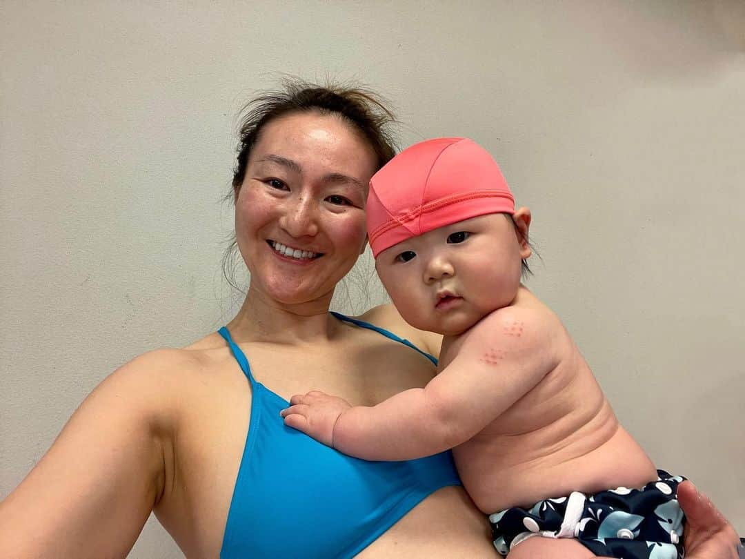 小野祐佳のインスタグラム：「デビュー戦🏖 It was a big day. 🐳  #swimday #6months  (写真はおうちで撮りました)」