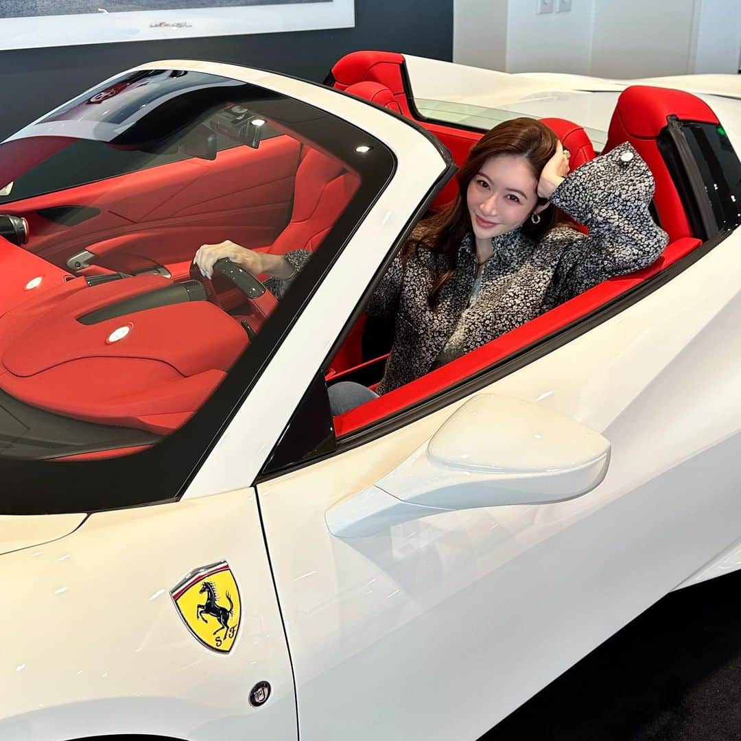 Reikaのインスタグラム：「@ferrari #f8spider 納車❤️🐎 Dream combo of white and red interior   ずっと欲しかったf8！ 車好きな私にはたまらない1台 啓司パパもとても似合いそう🐎  まだ緊張して乗ってないのはここだけの話😂  さらに1個、目標達成✅ 仕事頑張る！  ご質問多いにゃんちゃんのお洋服は　@hm_kids のパウパトシリーズです  #ferrari #f8 #f8spider #フェラーリ」