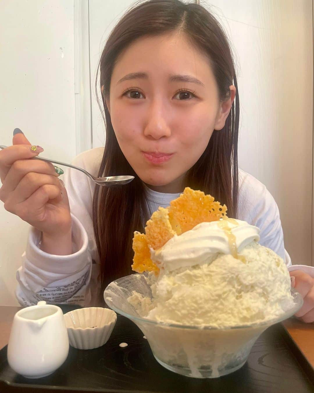 西野未姫のインスタグラム：「ウォーキングしてかき氷食べるという矛盾行動を夫婦でしました😗笑  #ウォーキングした意味 #それでも食べたいかき氷 #ブルーチーズあんこ #2人とも同じもの注文  #美味しすぎて幸せすぎた #チーズ好きな私にはドストライクな味でした #けーが私の写真変な顔の載せたから #やり返し」