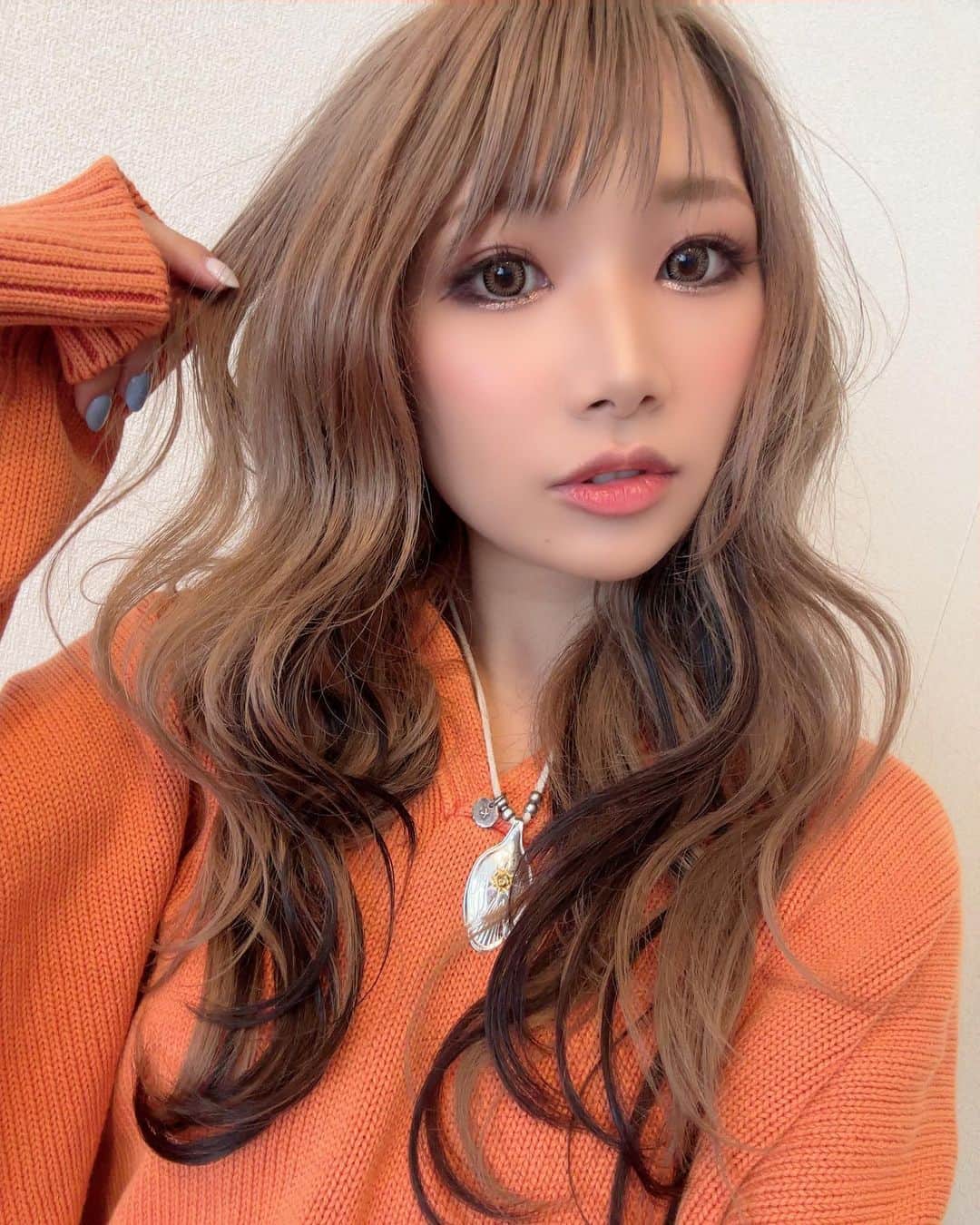 高橋由真さんのインスタグラム写真 - (高橋由真Instagram)「🧡🧡🧡🧡🧡🧡🧡  最近くびれ巻き？ウェーブ巻き？でセットすることが増えました♡  髪色もゴローズも服もかわいいー🧡  #くびれ巻き #ウェーブ巻き #インナーカラー #巻き髪 #goros #スプーン #🧡  追記:もろもろタグ付け🏷しておきます✍️」3月12日 20時32分 - yumachi1021