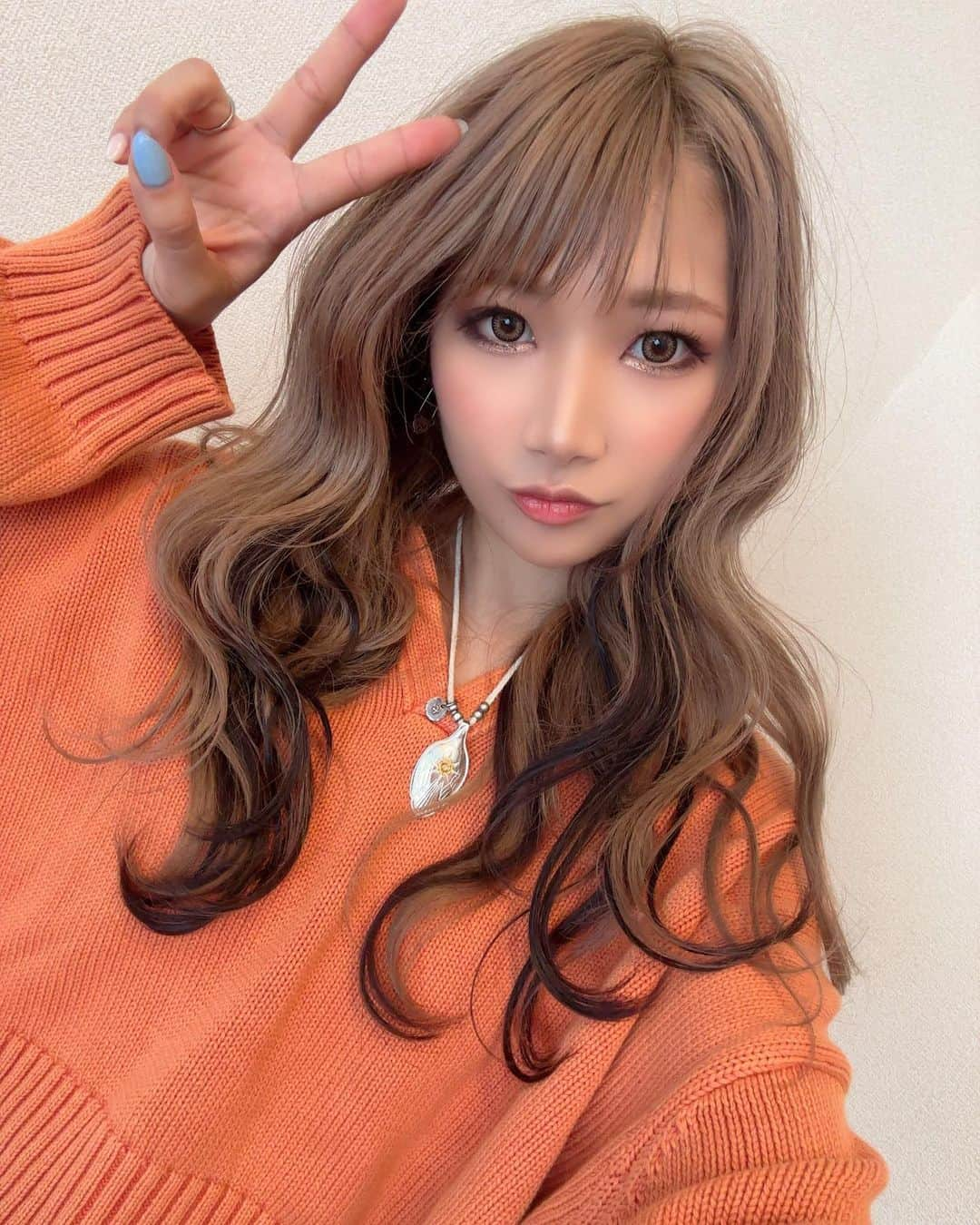 高橋由真さんのインスタグラム写真 - (高橋由真Instagram)「🧡🧡🧡🧡🧡🧡🧡  最近くびれ巻き？ウェーブ巻き？でセットすることが増えました♡  髪色もゴローズも服もかわいいー🧡  #くびれ巻き #ウェーブ巻き #インナーカラー #巻き髪 #goros #スプーン #🧡  追記:もろもろタグ付け🏷しておきます✍️」3月12日 20時32分 - yumachi1021