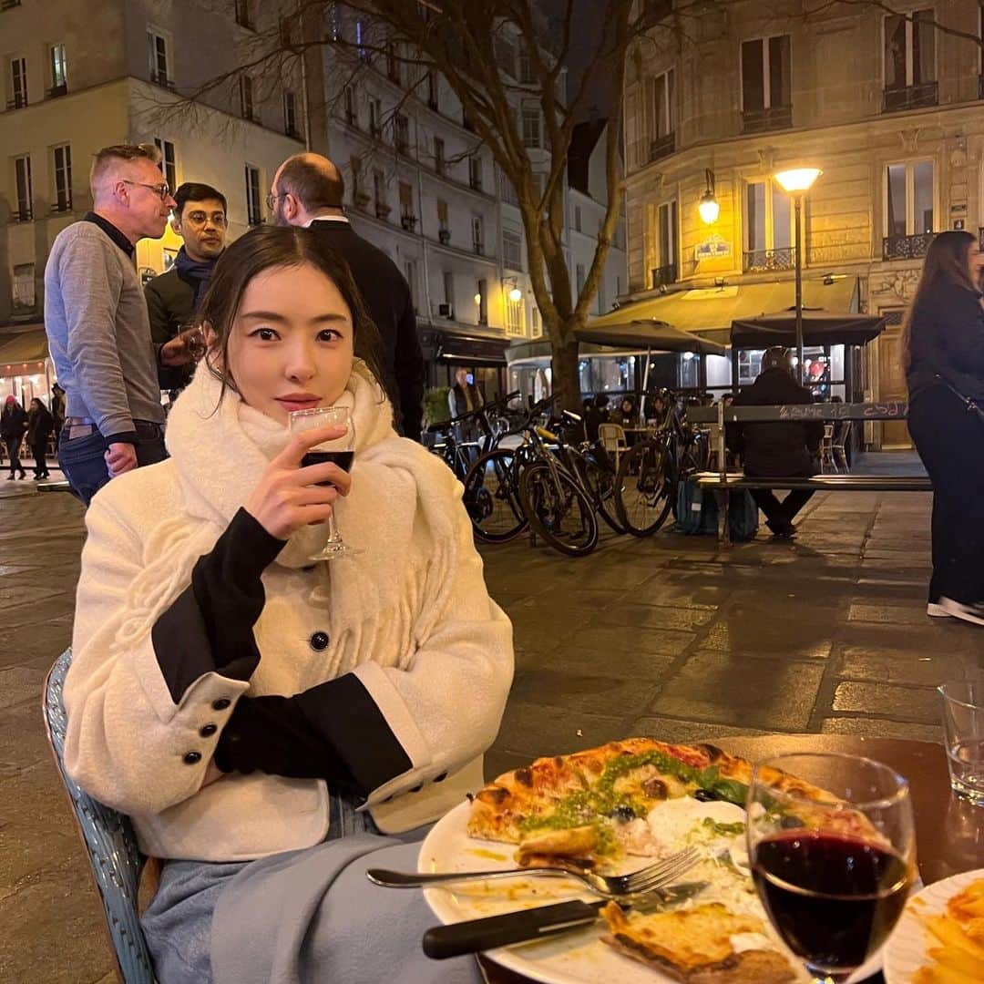イ・ダヒのインスタグラム：「분위기는 좋았지만 추웠다...너무....」