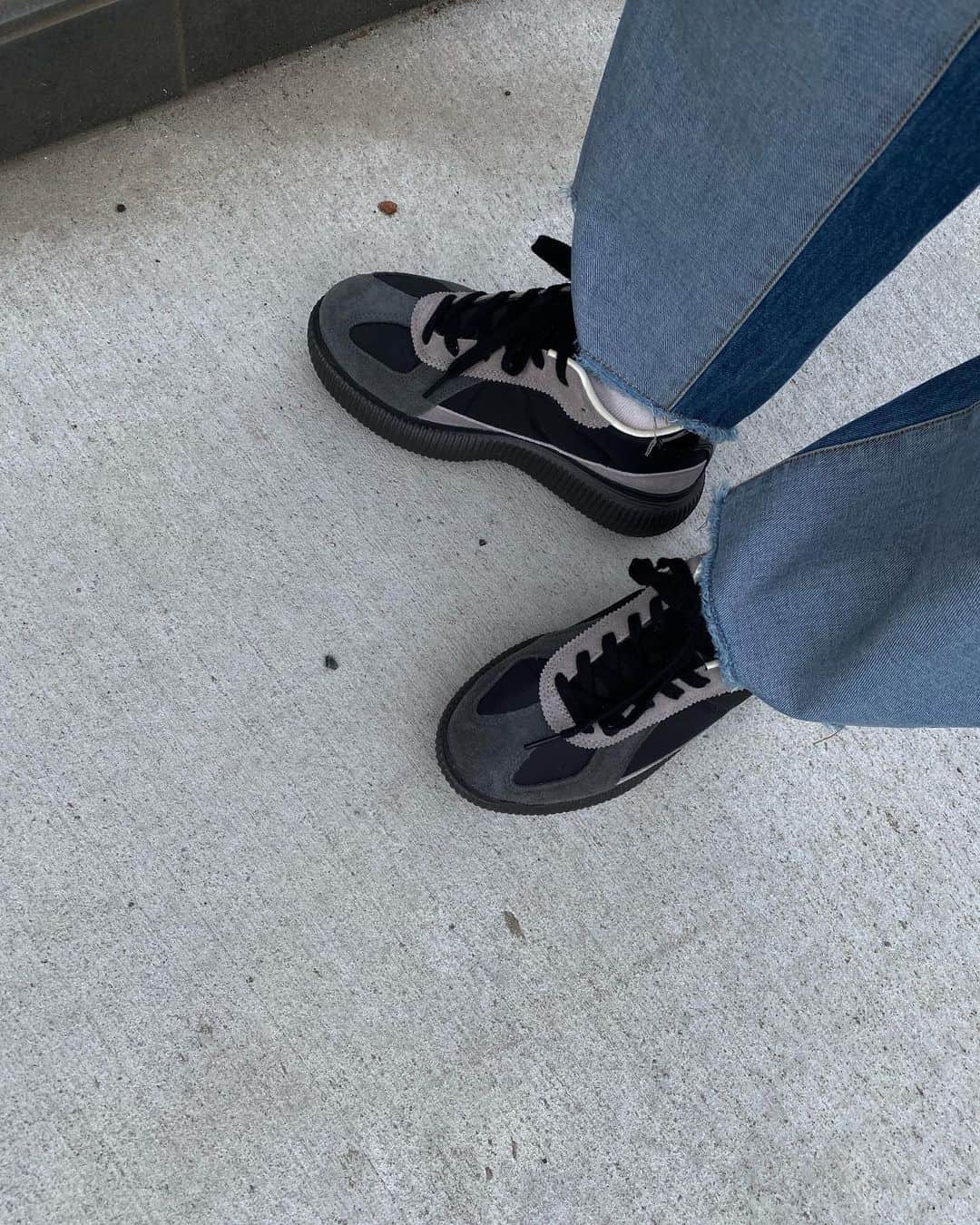 mai saitoのインスタグラム：「初めましてのOnitsuka Tiger👟  実物見ずにネットで買ったからちょっと心配だったけど、意外と軽くて履きやすい！😊  #オニツカタイガー #onitsukatiger  #delecity」