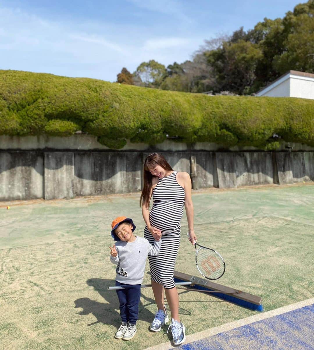 小川ひとみさんのインスタグラム写真 - (小川ひとみInstagram)「週末は本当に春日和が続き 昨日は公園で今日はテニスコートで 日光浴が気持ちが良い🥰✨ もうテニスはさすがに、、、 と思いながら腕だけを使って 彼と少しだけラリーをしたり🎾 産後、身軽な体になる日が 楽しみになりました✨ 息子も少しずつ始めているのですが 今のところ整備用のブラシと 審判用の椅子がお気に入りです🤭 #familyday #4歳1ヶ月 #妊娠9ヶ月」3月12日 15時22分 - hitomy220