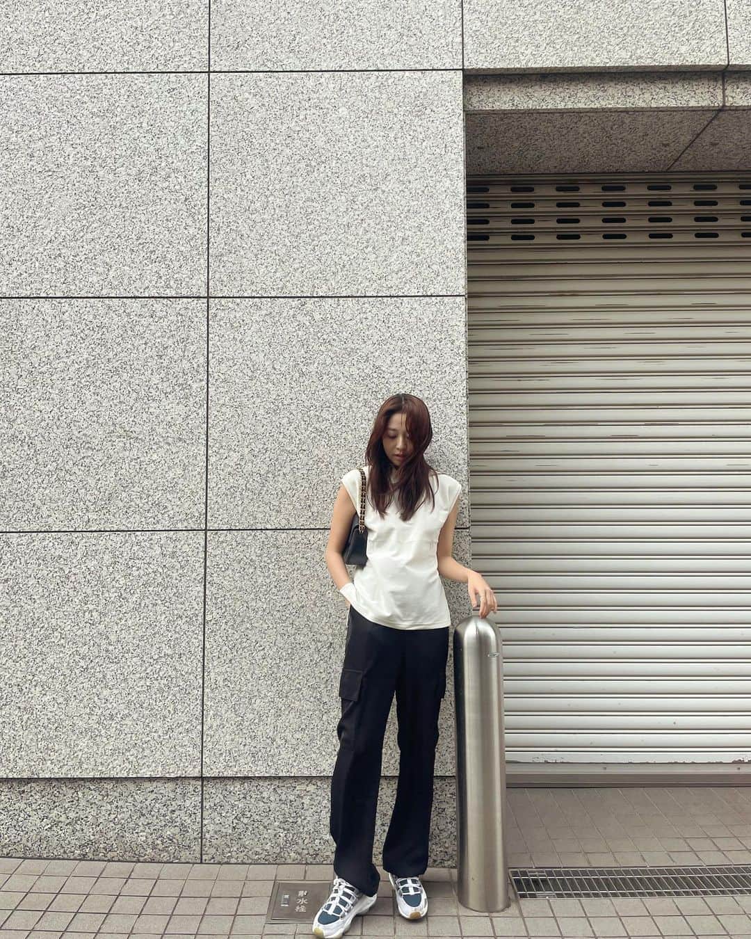 江藤百香のインスタグラム：「🌸👚  全身 @elura_official  Eluraは .st(オンラインストア)で購入できるみたいです！ #elura #エルーラ #大人の悩みに効くコーデ #elura2023ss #PR」
