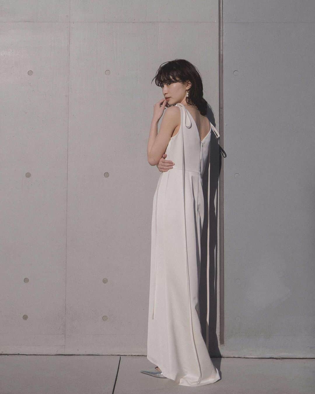 kaene －カエン－さんのインスタグラム写真 - (kaene －カエン－Instagram)「- new 🦢-  Satin ribbon dress / No.100855 color : off white size : 34 / 36 / 38 model : 160cm ( size34 )  光沢の美しい、上質なサテンを贅沢に使用したドレス。  背中のVラインカッティングや、大胆に長くデザインしたリボンは、とても印象的に映ります。  #kaene #weddingdress  #whitedress  #二次会ドレス  #フォトウェディング」3月12日 15時58分 - kaene_official