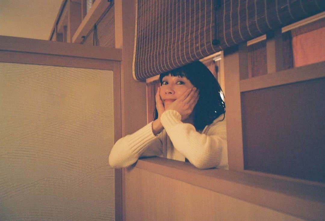 水川あさみのインスタグラム：「本日ブラッシュアップライフ最終回 ✈️🧑🏻‍✈️👩🏻‍✈️👭🏻✨  リアタイで観るためまだ観ていませんっ！ワタシもめちゃめちゃ楽しみにしているのです。 22時30分にお会いしましょう。  写真は夢庵にて、定期ミッションの時の。笑 #フィルムで撮った現場写真 @mizukawa_asami_mg.film」