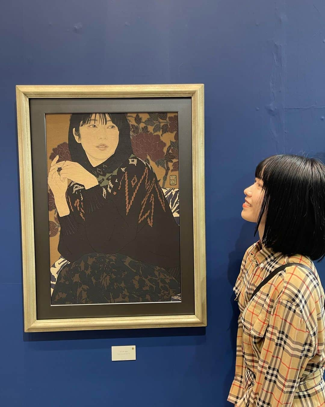 横山由依のインスタグラム：「絵を描いていただきました🖼  前回は写真集の時で21歳ぐらいの頃。 そして今回30歳の私を描いていただきました。  池永さんや写真集の時にお世話になったスタッフさんに久しぶりにお会いできたのも嬉しかったです！  素敵なご縁に感謝です😌  @ikenaga.yasunari さん  #アートフェア東京 #artfairtokyo #池永康晟」