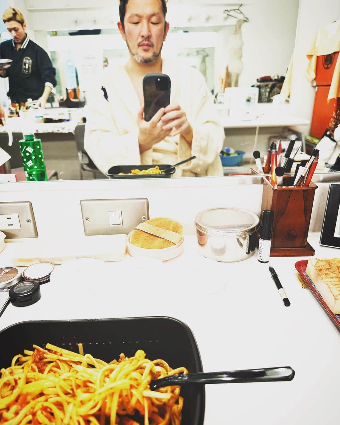 中村獅童さんのインスタグラム写真 - (中村獅童Instagram)「昼夜の間は劇場前にあるキッチンカーのスパイシーボロネーゼをいただきました、激うまです。 #ffx歌舞伎 #ファイナルファンタジーx #アーロン #後ろに写ってるの　橋之助さん #獅童」3月12日 16時01分 - shido_nakamura
