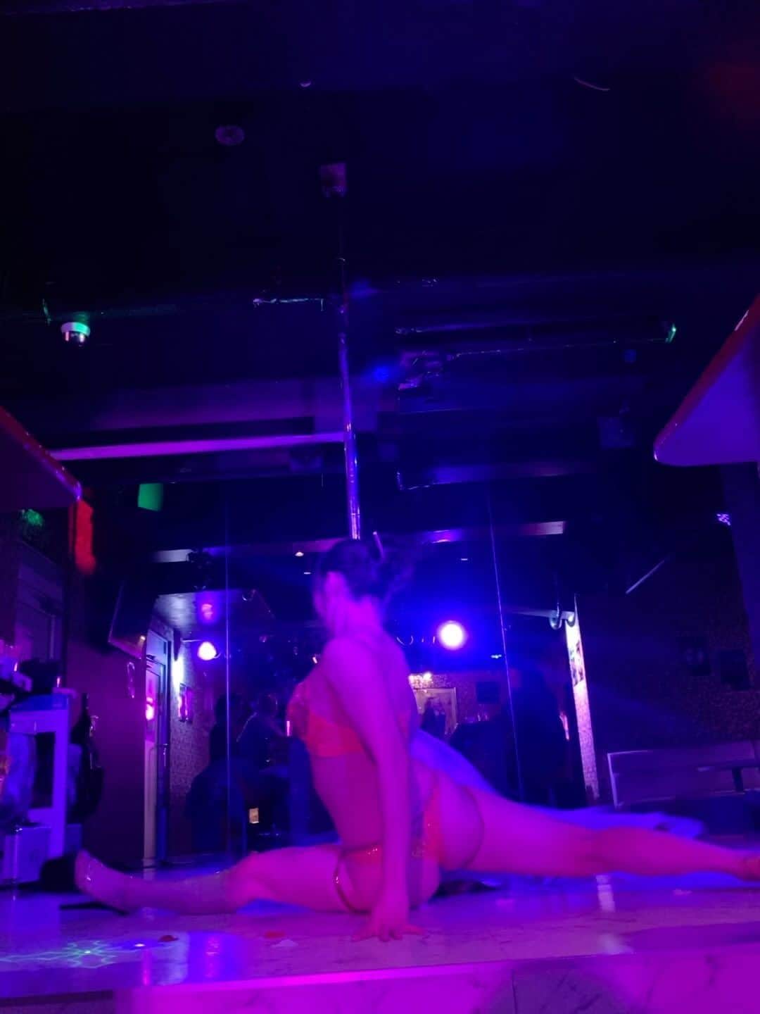 SHIRAISHIMIHOのインスタグラム：「🦵💜💥👠 #heelbangers  #heelclacks  #山口百恵 #曼珠沙華」