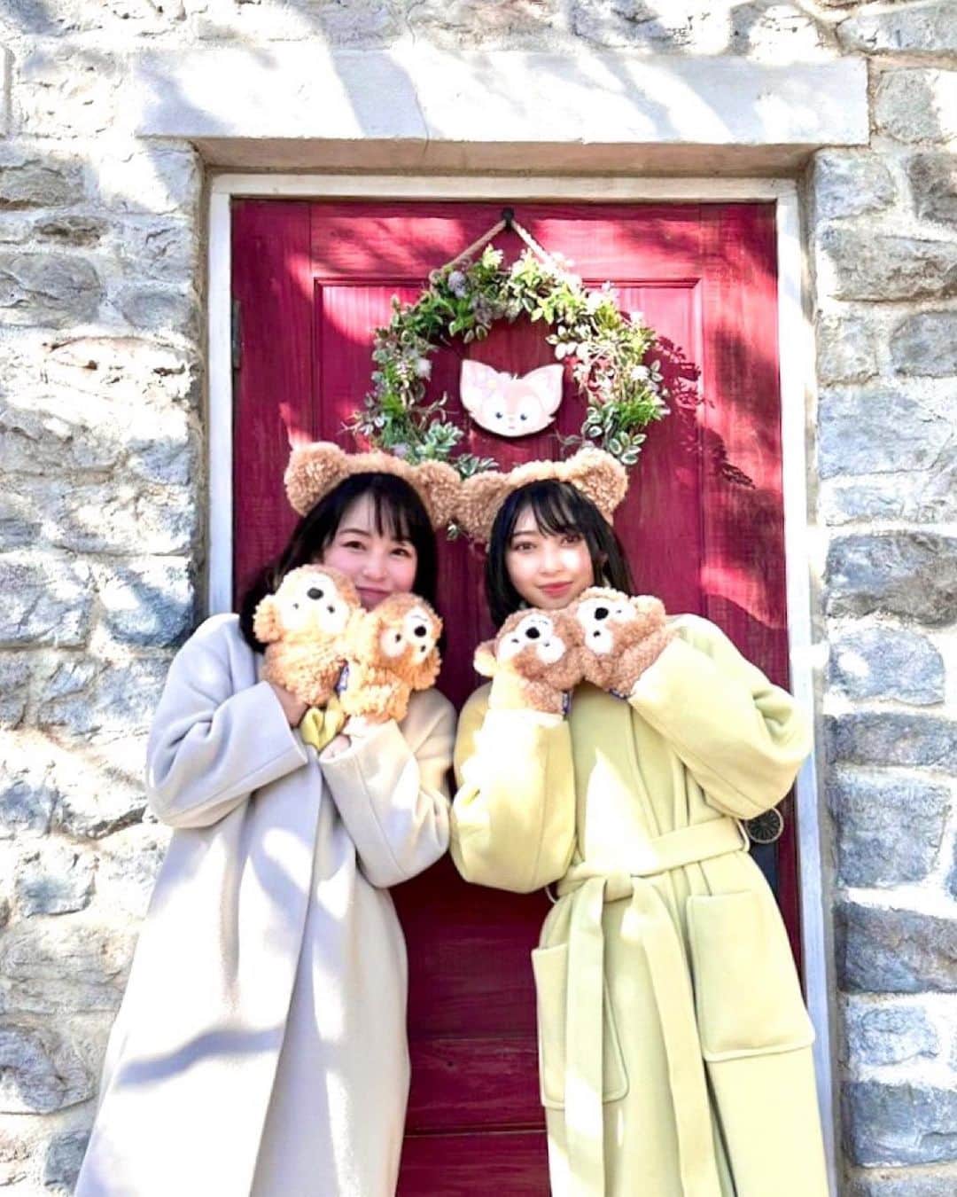 栗田萌のインスタグラム：「かなみちゃんとディズニーシー🏖 超ときめき宣伝部のかなみん💙 辻野かなみちゃんと今回はシーに行ってきました✨  おそろいのダッフィーちゃんコーデ💕  なかなか混雑していましたが、予約してくれたレストランでお食事したりお買い物したり、落ち着いた雰囲気の中ゆったりまったり満喫できました。 久々にゆっくりお話ができて楽しかったです☺️  何よりかなみちゃんの声や笑顔に、とびっきり癒されました♪ 相変わらず可愛かった〜🥰  そして、まさかの… 遭遇しちゃいました💚 また次の投稿で。笑  #超ときめき宣伝部 #超とき宣 #とき宣 #辻野かなみ ちゃん #かなみん 💙🧡 #栗田萌 #くりもえ #スターダストプロモーション #ディズニーシー #TDS #Disney #Disneysea  詳しくはブログ「くりもえDiary」を見てね🤗」