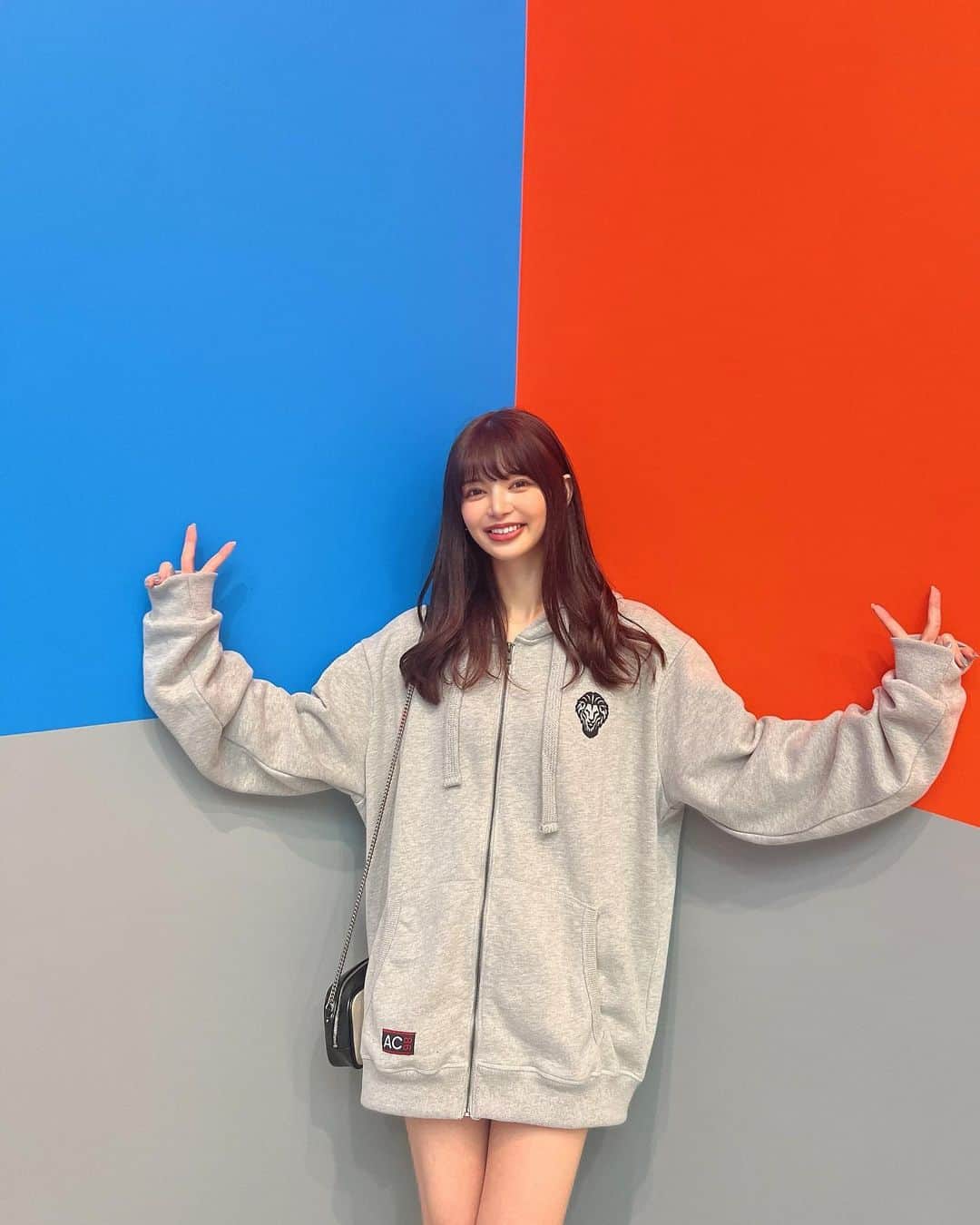 のインスタグラム：「このアトレティックのパーカー可愛すぎん？🦁スタジアムのショップで見つけて即買った❣️  胸とフードのライオンかわいいし165cmでこの丈感にできるジップパーカーってあんまりないから最高🫰らぶりー😆❤️これはXXL  アトレティックのグッズ全部かわいい！今日また買い増ししよっと🫰  #laligaexperience  #athleticclub」
