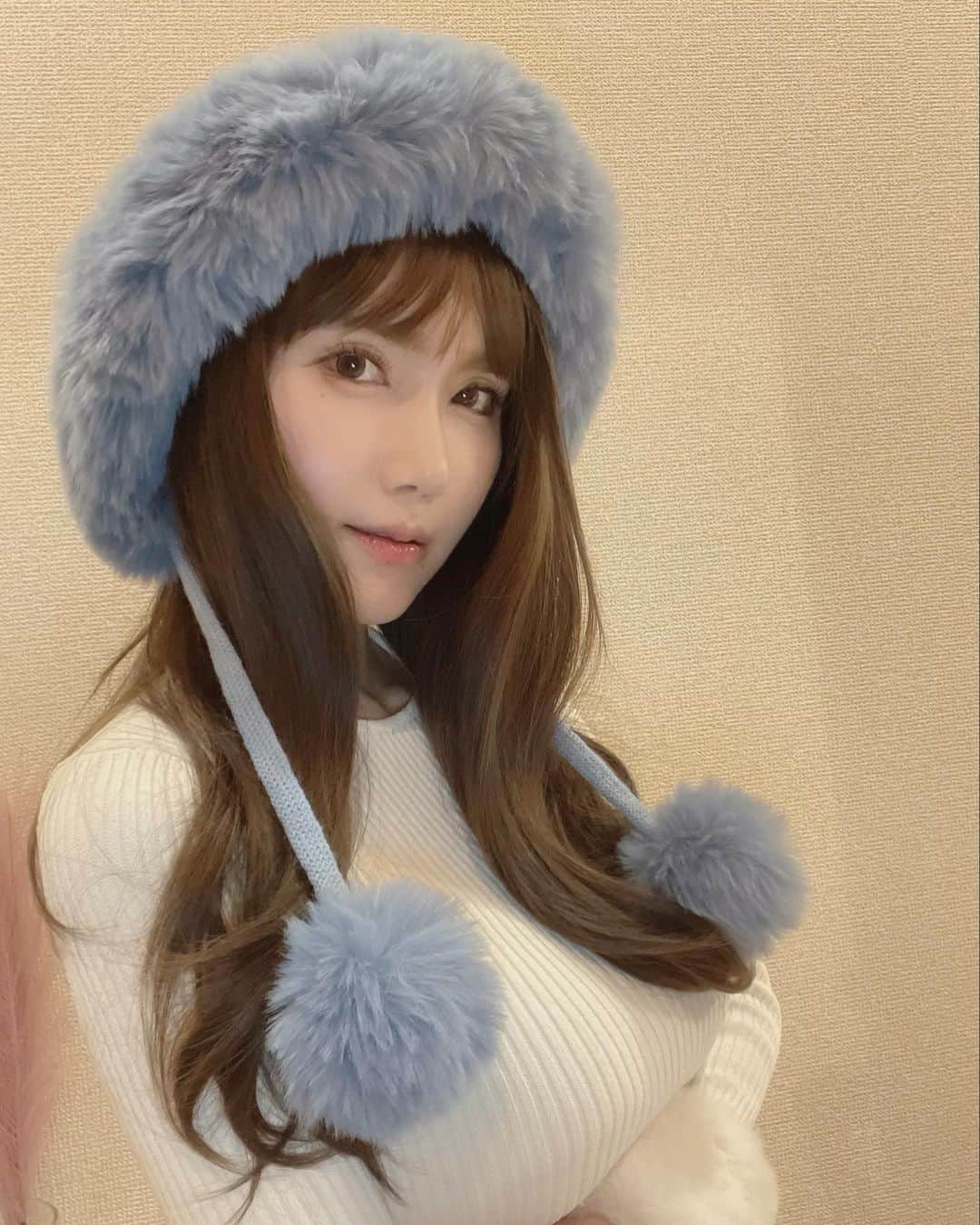 南キカのインスタグラム：「皆さま〜💙 ストーリーの投票ありがとうございました🙆‍♂️✨ 一枚目と二枚目が断トツ多かった✢  季節外れになってしまいましたが モコモコロン毛kikaです✌︎🌸 にんにん。  #ウィッグ @sheinofficial」