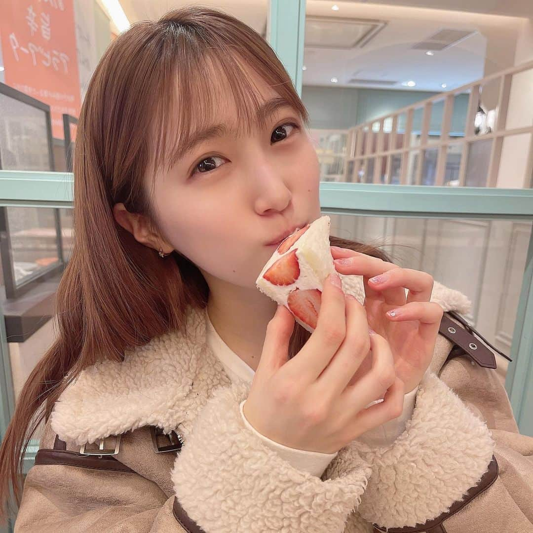 坂本 愛玲菜さんのインスタグラム写真 - (坂本 愛玲菜Instagram)「疲れたときは甘いもの🍓  #リハ終わりすっぴんボサボサ #頑張ったあとのごはんは格別 #パスタ飲むように食べた  #すっぴんだとなんか幼いな笑」3月12日 16時12分 - erena_hkt48