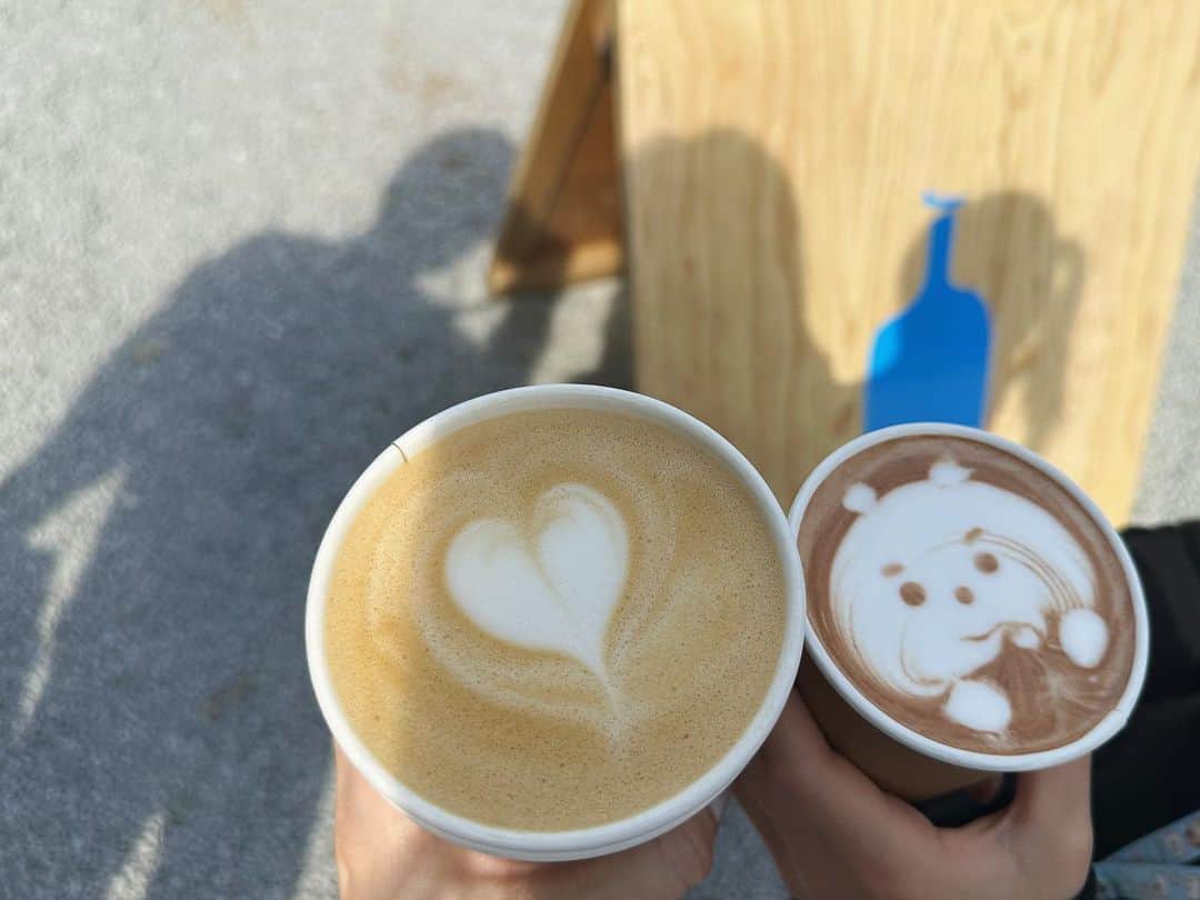 伊藤舞のインスタグラム：「💙 朝なら…と思ったけど 朝から並びました〜。 . でも、ドリンクを待つ間も スタッフの皆さんがフレンドリーで楽しかったです♡ . . #bluebottlecoffee  #警固神社 #sunday」