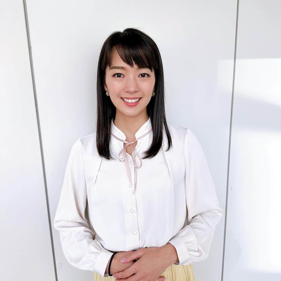 紀真耶のインスタグラム：「最近の衣装を✨ 春服って気持ちも明るくなりますよね！  ☆ ☆ #衣装 #春服 #ブラウス #テレビ朝日 #グッドモーニング #アナウンサー #紀真耶」