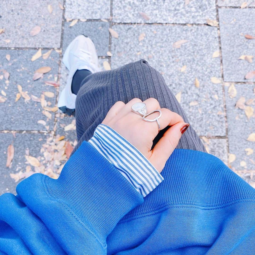 aiaiのインスタグラム：「青いスウェットにストライプシャツ。  #スウェット @gu_for_all_  #ストライプシャツ  @uniqlo_with  @uniqlo_jp  @uniqlo  #スカート  @andme_official  #スニーカー  @newbalance  #rings💍  @anoh__official  コーデの詳細はブログに書いています。  ✍︎ ✎ ✍︎ ✎ ✍︎ ✎ ✍︎ ✎ ✍︎ ✎   #fashion#outfit#style#coordinate#instagood#ootd#pic#instapic#コーデ#コーディネート#スタイリング#プチプラコーデ#本日のコーデ#大人カジュアル#プチプラ  #カジュアル #uniqlo #ユニクロコーデ #gu #guコーデ #スウェットコーデ #スニーカーコーデ」