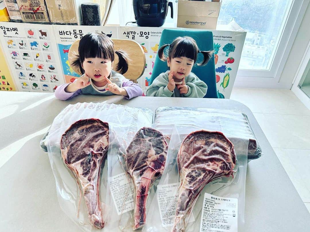 アン・ソンジュのインスタグラム：「저희집 아이들도 너무커서 신기해하는 제 소속사 #내셔널비프 LA갈비와 토마호크!! 대표님께서 저희 아이들과 다이어트하는 저를위해서 보내주신 저세상등급 소고기❤️오늘저녁은 토마호크로 단백질보충들어가야 겠습니다!!잘먹겠습니다  구매는 @gourmet.thebest 로 들어가셔서 구매하시면 되요^^ 구매좌표인데 안들어가 지시면 위에 고메더베스트로 들어가시면 됩니다❤️  https://m.smartstore.naver.com/gourmet-thebest/products/7858127970」