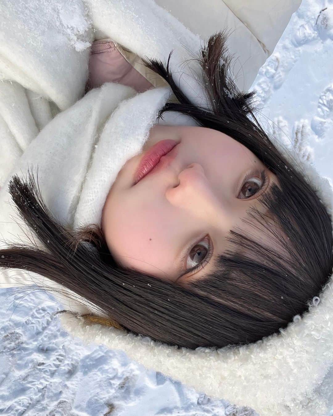 のインスタグラム：「いよいよ今日の22時！ #花束とオオカミちゃんには騙されない 2話放送です🐰 是非ご覧ください〜👼🏻 これは1話のオフショットです 雪の中のちせ☃️ #花束オオカミ #ちせ」