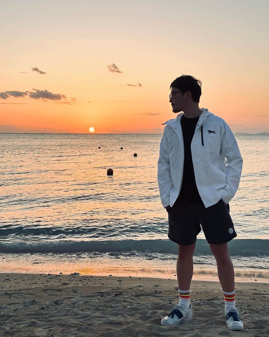 小柳津林太郎さんのインスタグラム写真 - (小柳津林太郎Instagram)「On a business trip to Okinawa! It's beginning of March but the weather's pretty nice out here. Of course the greatest sunset!  出張で沖縄に来ているのですが、相変わらず夕陽と海が綺麗ですな。昔撮影で色々巡った記憶が蘇るな。日中はあったかいんだけど、夕方はまだ少し冷えるかな。ジャケット羽織るぐらいがちょうど良い。  今年の自分のテーマは、#健康 #ウェルネス だったりするのですが、 #運動 は欠かせないのです🤘🔥 身体動かす時もオシャレは気遣いたいよね。最近イギリスの老舗スポーツブランド @lonsdale_japan のジャケットをゲットしだんだけど、僕の多動なライフスタイルにぴったりだし、気に入ってます👍  いやー、沖縄の夕陽は相変わらず最高だなー🌇  #沖縄 #糸満 #出張 #夕陽 #okinawa #itoman #sunset  #londsdale #supported」3月12日 17時08分 - rinsta_gram1002