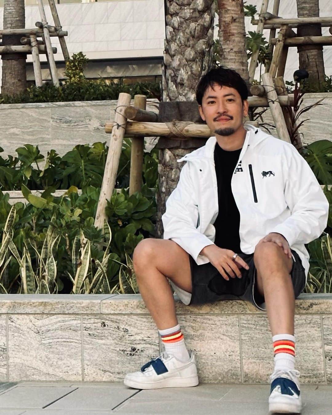 小柳津林太郎のインスタグラム：「On a business trip to Okinawa! It's beginning of March but the weather's pretty nice out here. Of course the greatest sunset!  出張で沖縄に来ているのですが、相変わらず夕陽と海が綺麗ですな。昔撮影で色々巡った記憶が蘇るな。日中はあったかいんだけど、夕方はまだ少し冷えるかな。ジャケット羽織るぐらいがちょうど良い。  今年の自分のテーマは、#健康 #ウェルネス だったりするのですが、 #運動 は欠かせないのです🤘🔥 身体動かす時もオシャレは気遣いたいよね。最近イギリスの老舗スポーツブランド @lonsdale_japan のジャケットをゲットしだんだけど、僕の多動なライフスタイルにぴったりだし、気に入ってます👍  いやー、沖縄の夕陽は相変わらず最高だなー🌇  #沖縄 #糸満 #出張 #夕陽 #okinawa #itoman #sunset  #londsdale #supported」