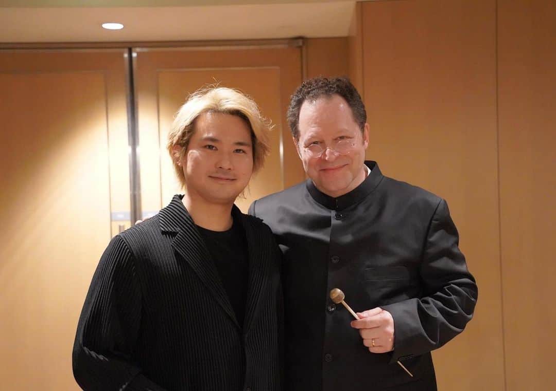 三浦文彰（ヴァイオリニスト）のインスタグラム：「Had a great time in Kyoto! First time working with amazing @johnaxelrod and my favorite @kyotosymphonyorchestra 👍 It was also a pleasure for me to join the concert to celebrate John’s last concert as principal guest conductor there💐 京都市交響楽団定期演奏会にてジョン・アクセルロッド指揮でコルンゴルトの協奏曲を演奏しました。アクセルロッドとは初めての共演でしたが、そのように感じない感覚でした！👍」